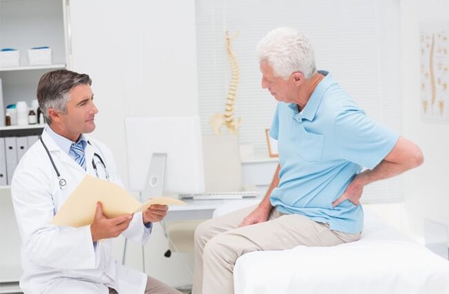 Un paziente con artrosi ad un appuntamento medico